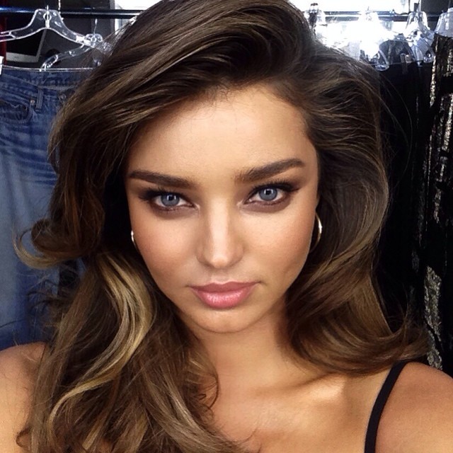 Miranda Kerr shows off beauty look by makeup artist Hung Vanngo