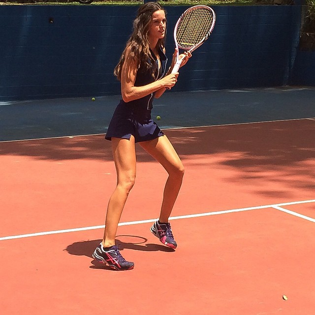Izabel Goulart plays tennis