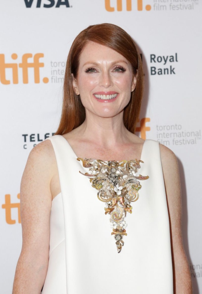 julianne-moore-white-chanel-couture-dress02