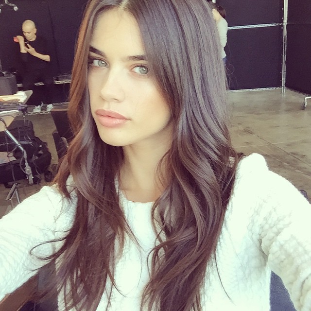 Sara Sampaio hits back at Jezebel for writing an article that says she "hates" herself in the title. Photo: Instagram