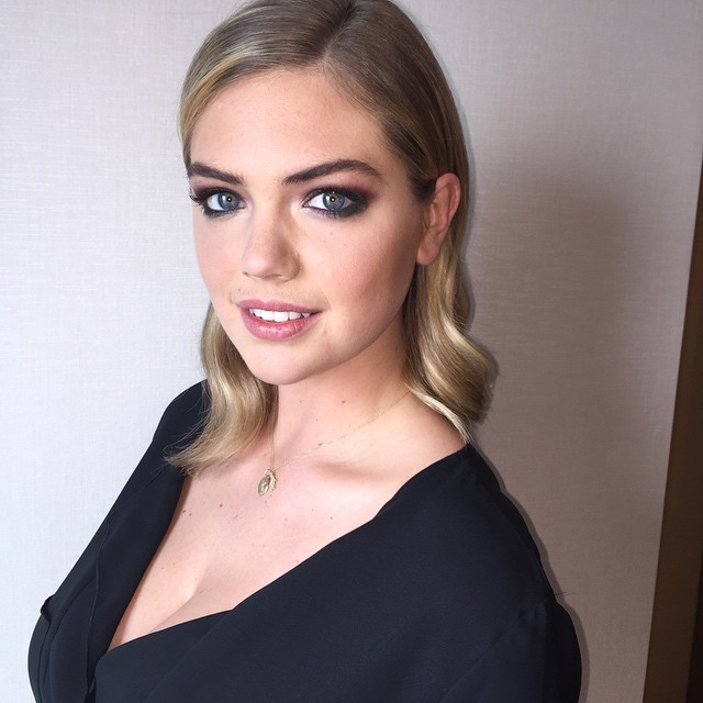Another photographs of Kate Upton’s short lob hairstyle. “On my way to Times Square in Seoul,” Kate wrote for the image. 