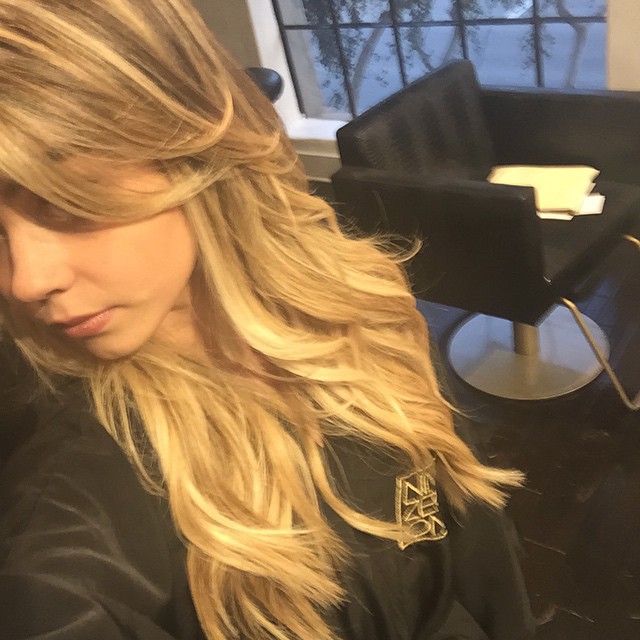 Sarah Hyland's final look where she is full blonde. The actress described the hairstyle close to Beyonce's. 