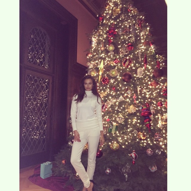 Irina Shayk shares a photo with an impressive Christmas tree