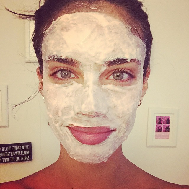 Sara Sampaio shares image of herself with face mask