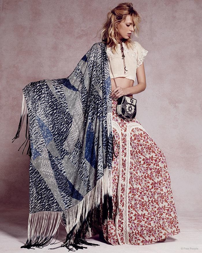 Conveying a free-spirited allure, the mix of a fringe shawl and intricate maxi skirt creates a harmonious ensemble.