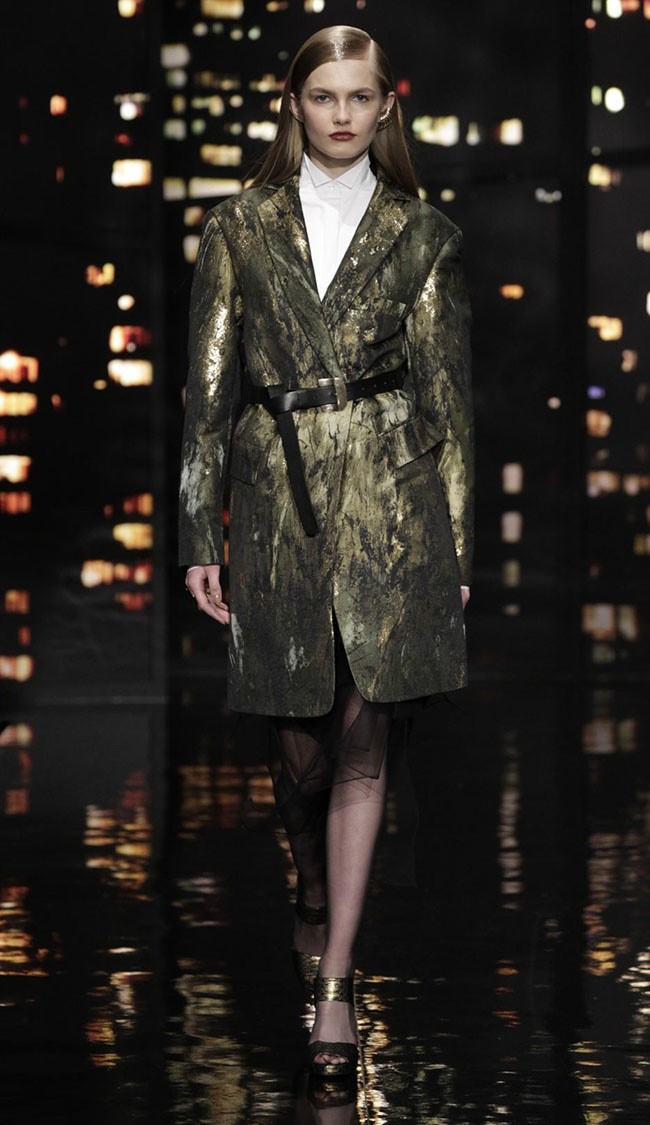 Donna Karan Celebrates New York City with Black & Gold Looks for Fall 2015