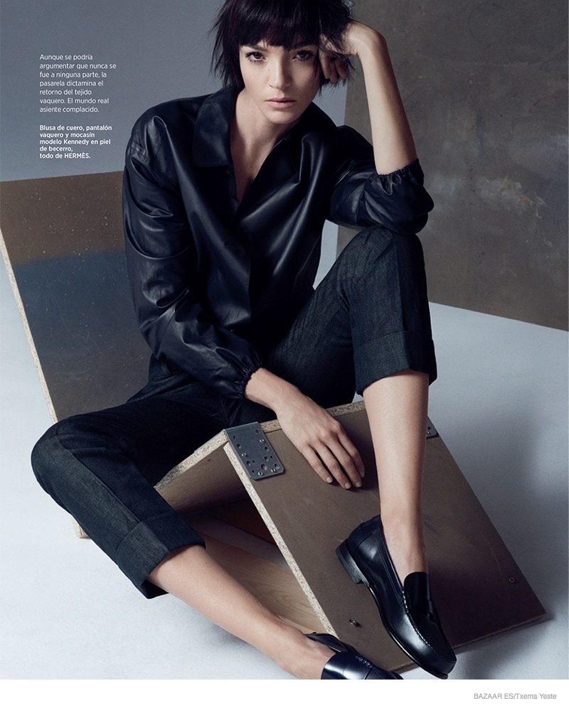 Wearing an all black look, it is all about cropped pants, a brogue shoe and jacket for the image. 