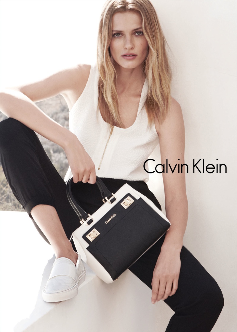 White and black is a timeless color combination. Calvin Klein's White Label shows the trend in clothing and handbags. 
