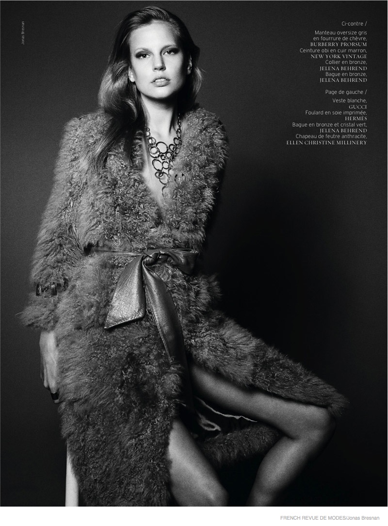 Covered in a fur coat, Elisabeth shows off the whimsical side of Dandy dress.
