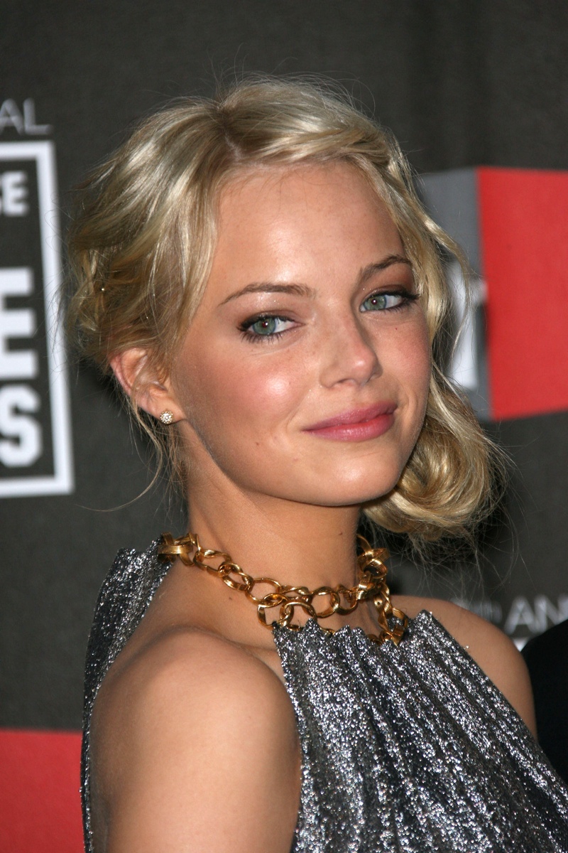 In 2011, Emma Stone went blonde for her "The Amazing Spider-Man" role. Here she wears an updo hairstyle with a side-part. Photo: s_bukley / Shutterstock.com