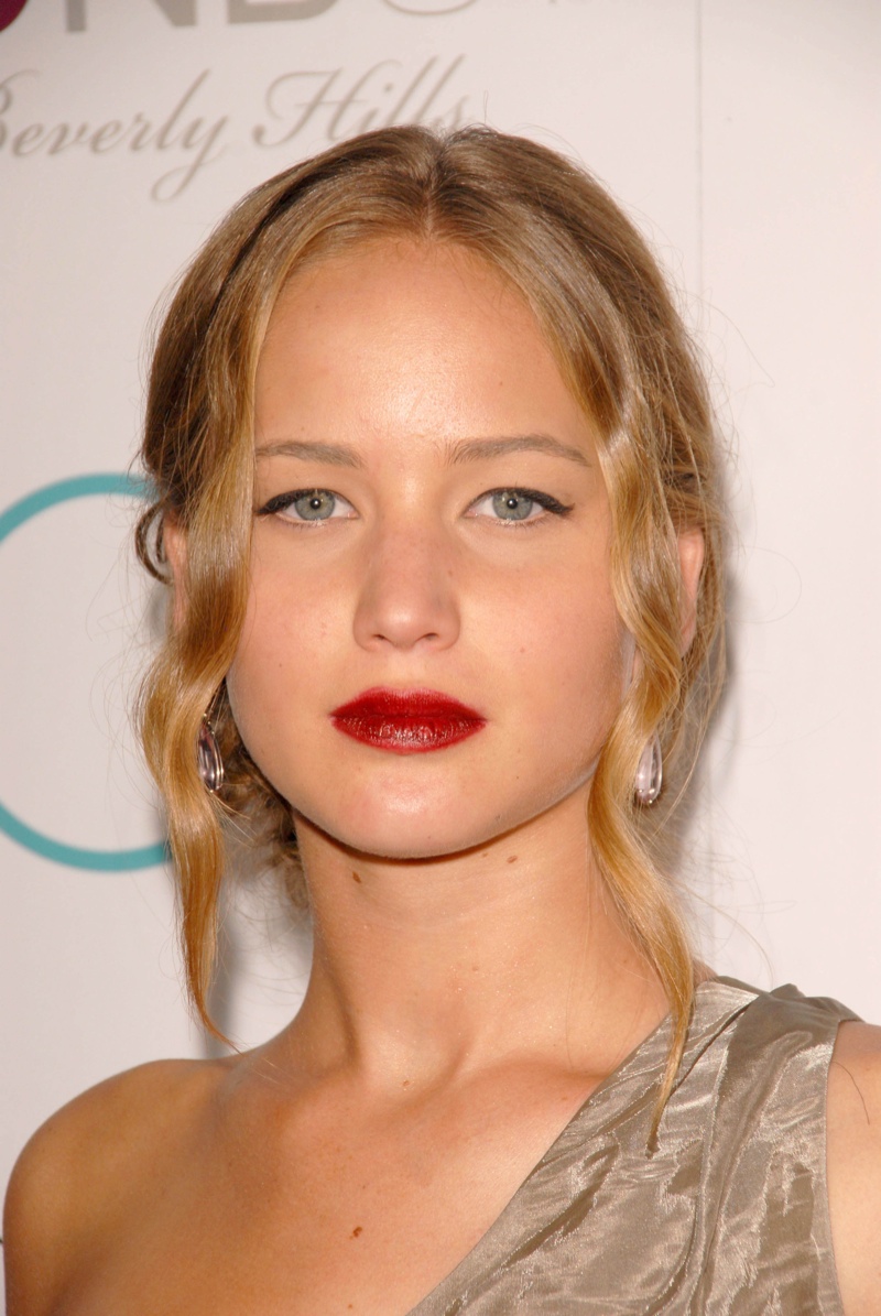 In 2009, while promoting 'Burning Plain', Jennifer goes for wavy and messy updo with a middle part. Photo: Shutterstock.com