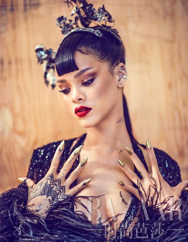 Showing off a golden manicure and red lips, Rihanna nails the beauty look as well as fashion. 