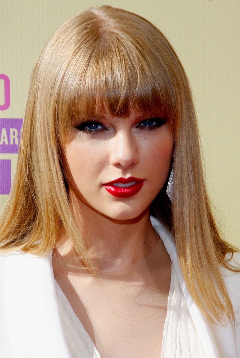 Taylor Swift wore a red lipstick shade at the 2012 MTV Music Video Awards with blunt bangs. Photo: Tinseltown / Shutterstock.com