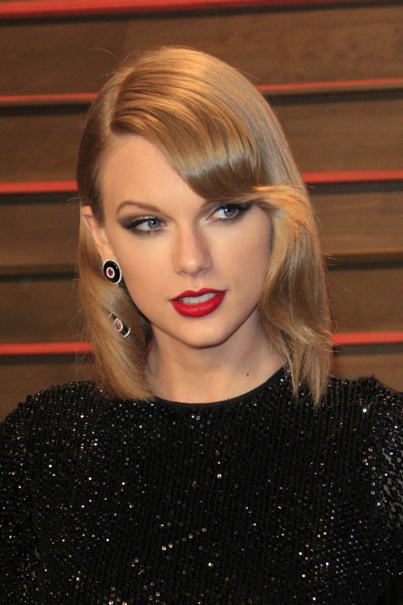 Taylor wears red lipstick once again at the 2014 Vanity Fair Oscar Party with a long bob. Photo: Helga Esteb / Shutterstock.com