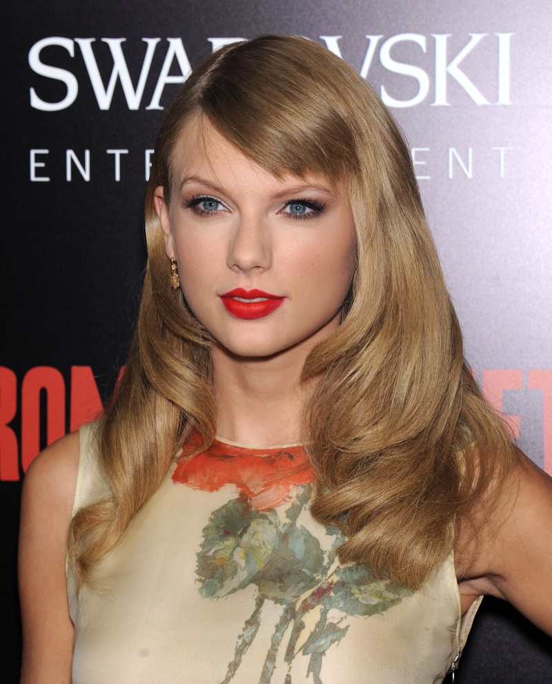 Taylor Swift with longer hair sports red lipstick at the 2013 premiere of ‘Romeo & Juliet’. Photo: DFree/Shutterstock.com