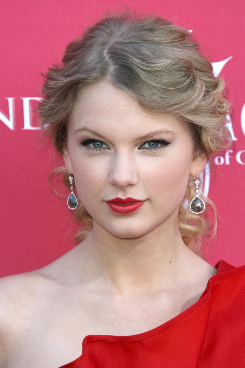 Even as a country singer, Taylor still loved red lipstick. At the 2009 CMAs she wore a scarlet lip. Photo: s_buckley/Shutterstock.com