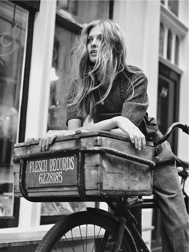 For the fashion feature, Anna wears 70s-inspired denim looks