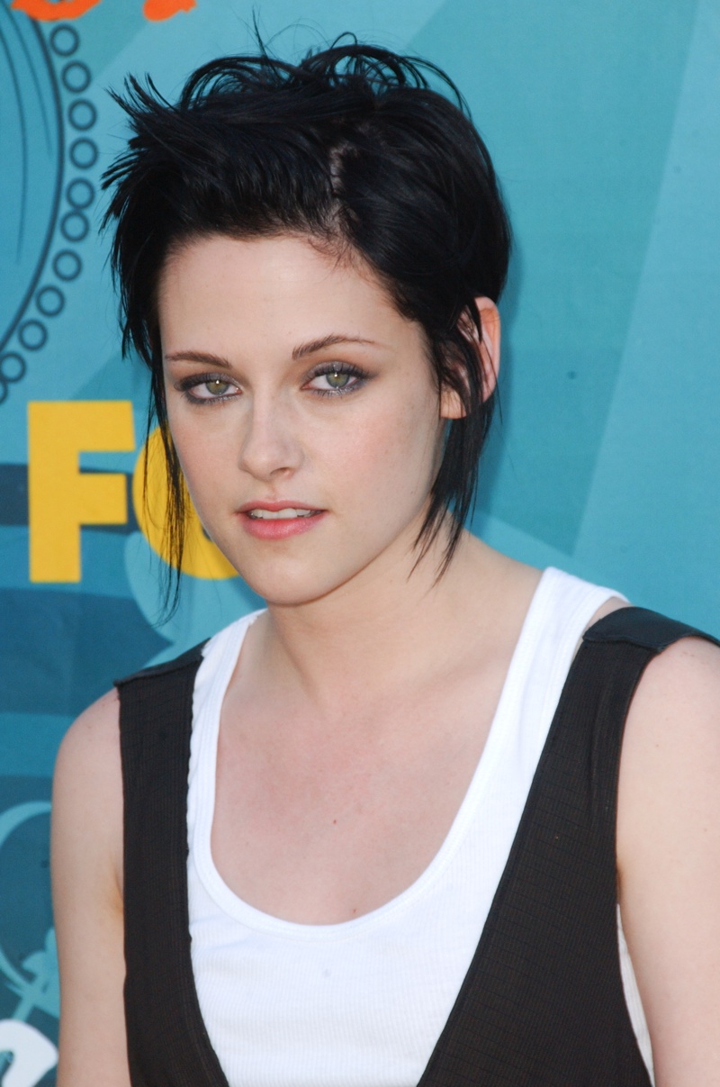 Kristen took a major chop, debuting short brown hair in September of 2009. Photo: Albert L. Ortega / PR Photos