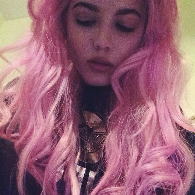 The singer sports long and wavy pink hair