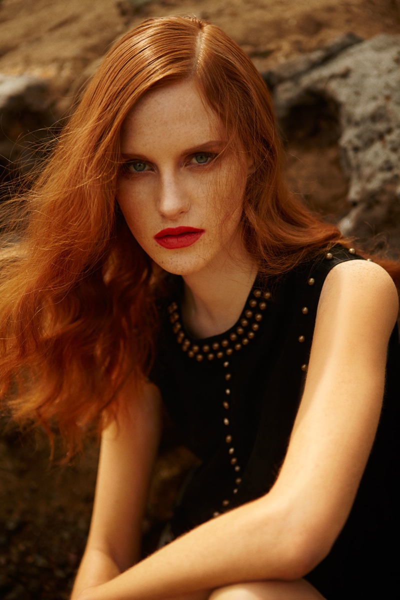 Photographed by Cihan Öncü, the redhead model wears summer style