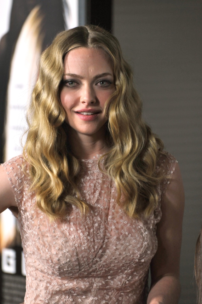 Amanda Seyfried wears a blonde, wavy hairstyle with a center part.  Photo: Featureflash / Shutterstock.com