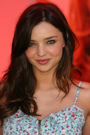 The Trick To Miranda Kerr's Glossy Bombshell Waves