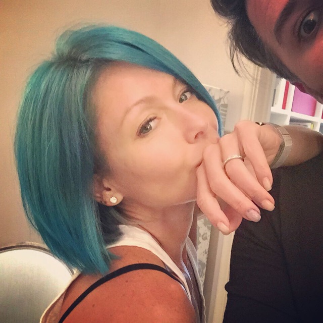 Kelly Ripa dyes her hair blue. Photo via Instagram.