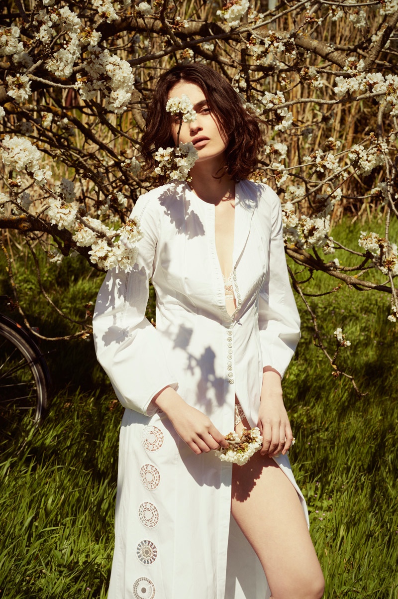 Pauline + Jo Have a Dreamy Summer in BAZAAR NL by Petrovsky & Ramone
