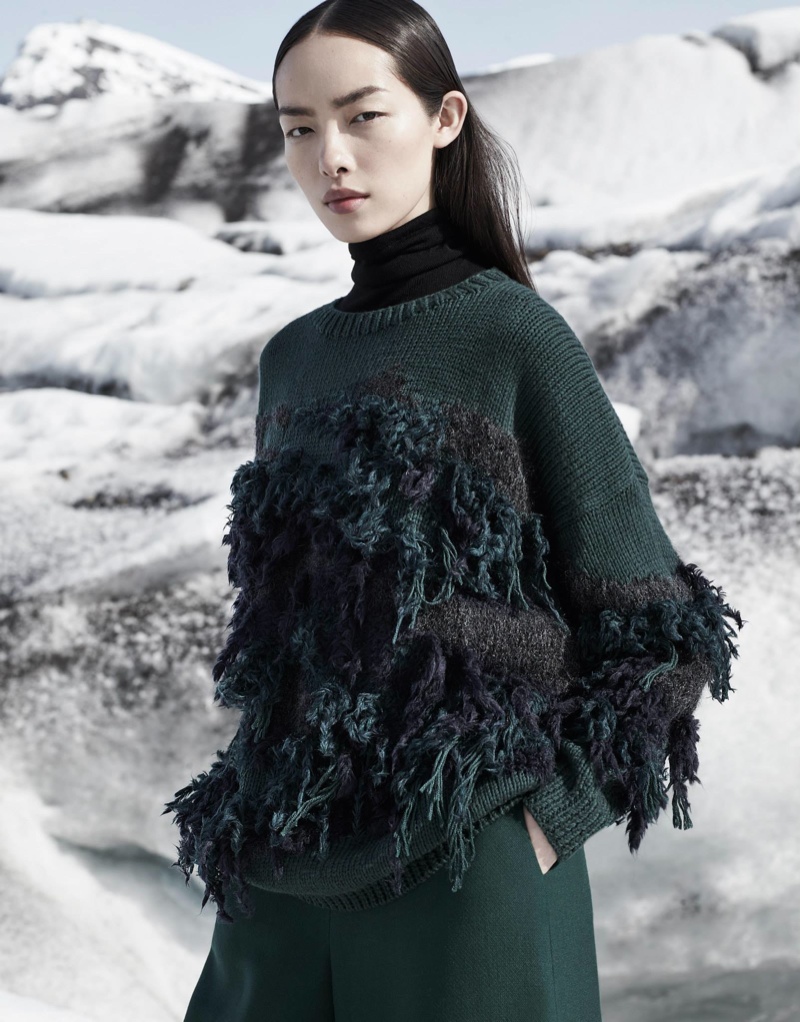 The model wears heavy knitwear for the cold season