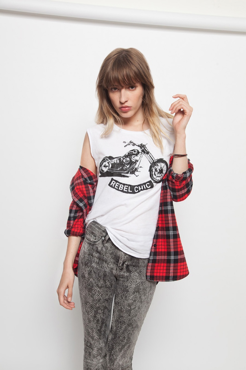A casual tee, plaid shirt and  denim pants is the ultimate in rock and roll style