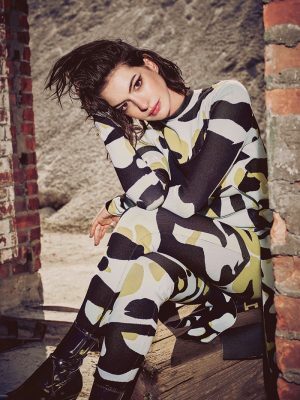 Anne Hathaway Wears Cool Fall Looks in Refinery29 Shoot Anne Hathaway Wears Cool Fall Looks in Refinery29 Shoot