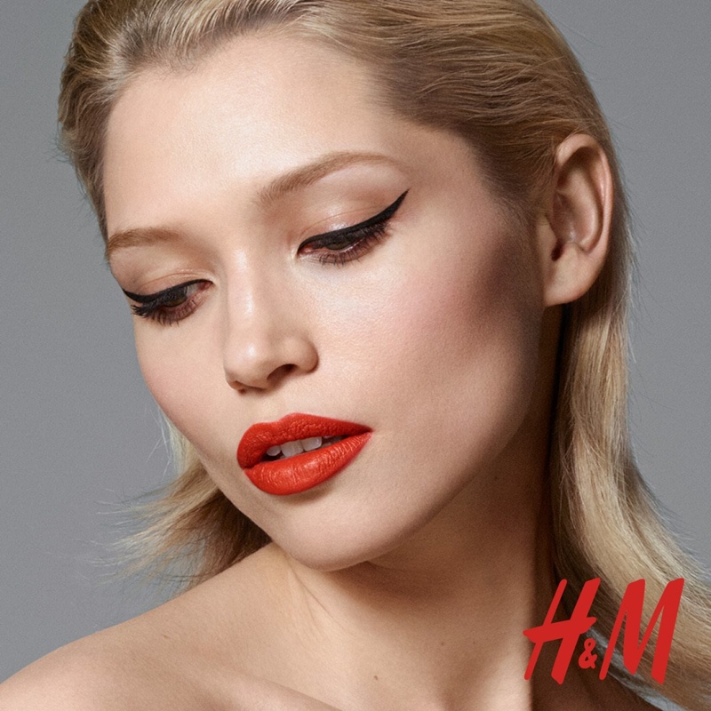 Hana stuns with a bold red lipstick shade