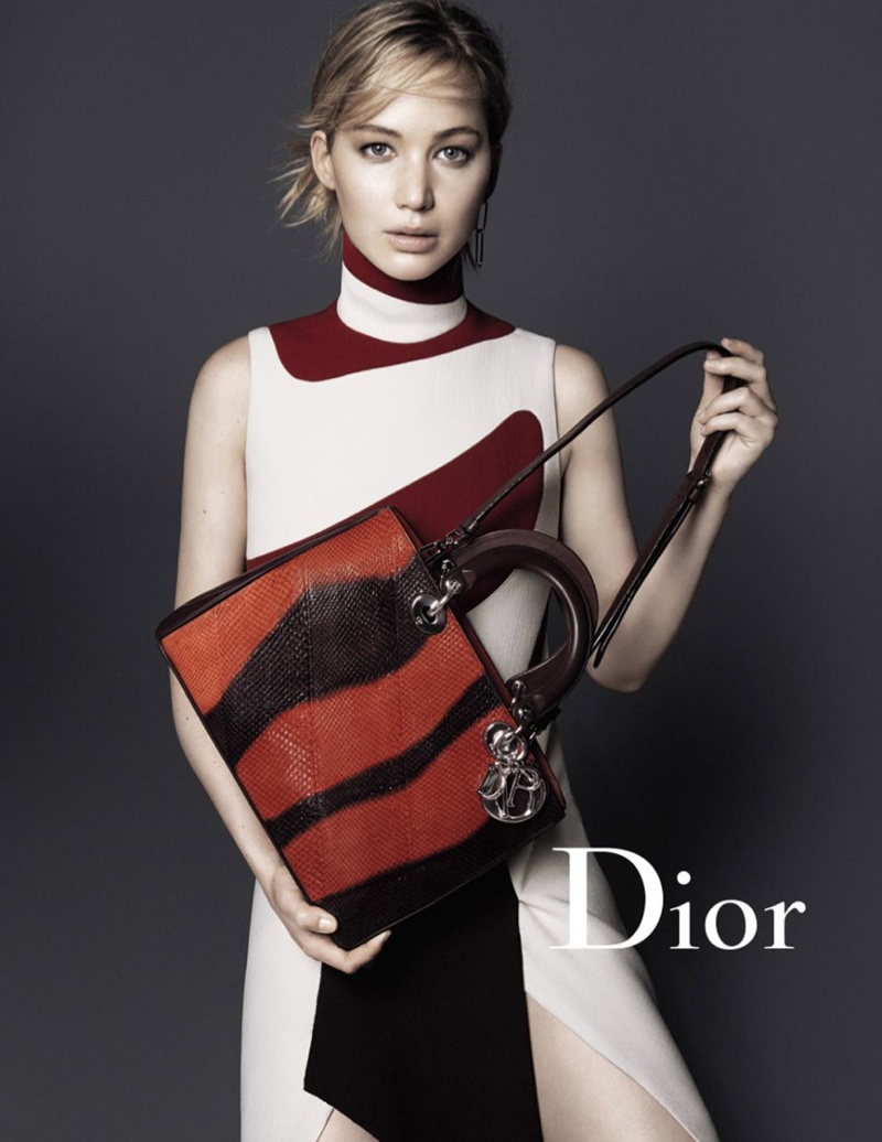 Jennifer poses with the Diorissmo bag