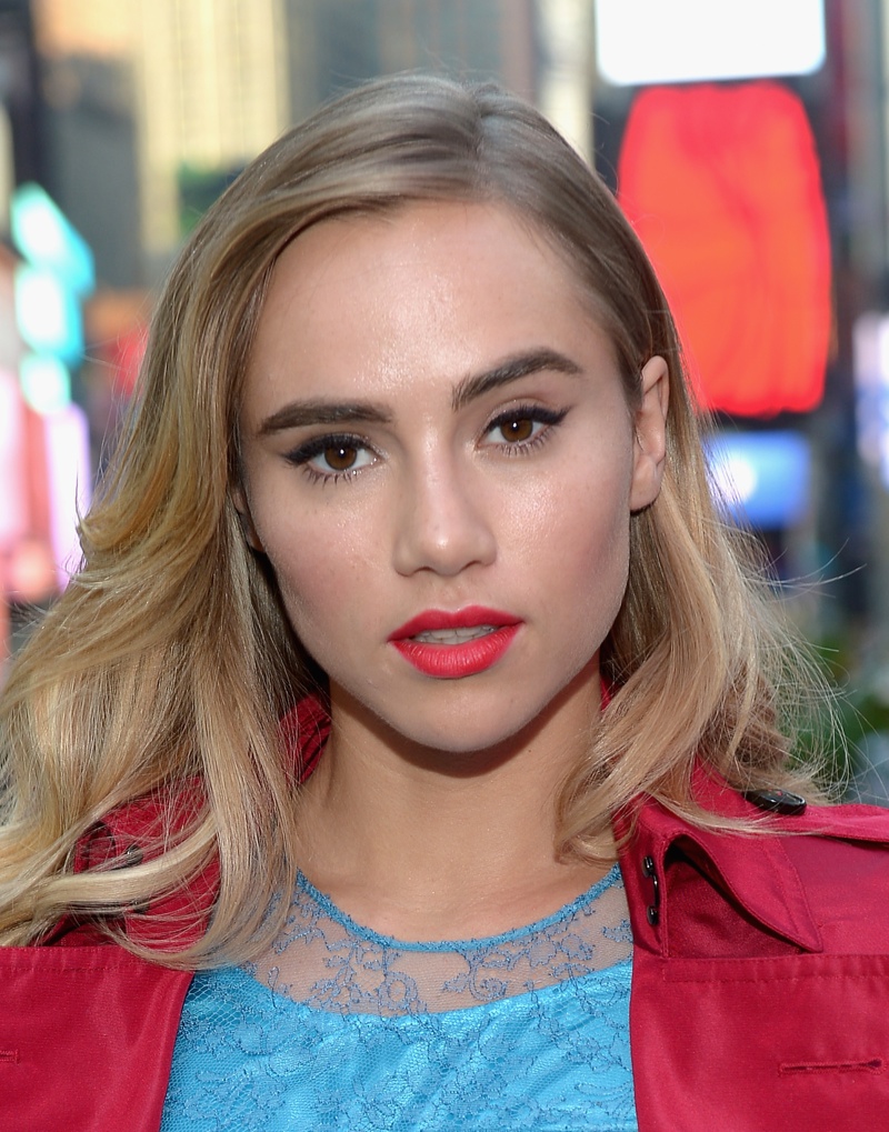 Suki Waterhouse shows off a vibrant red lip at Burberry Makeup launch in New York