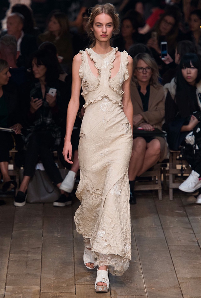 Alexander McQueen Spring 2016 | Paris Fashion Week