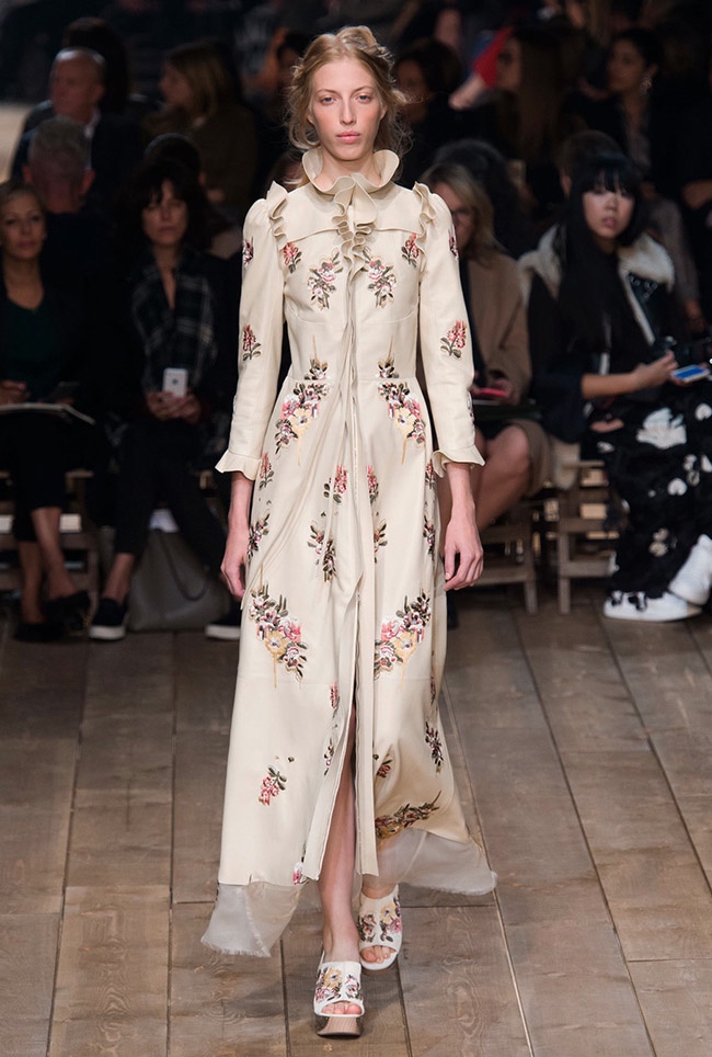Alexander McQueen Spring 2016 | Paris Fashion Week