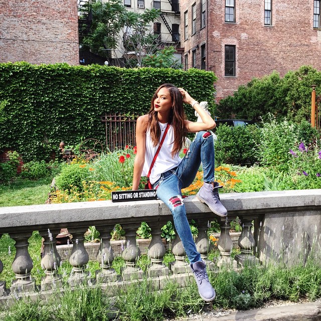 WHITE TEE + DENIM: Nothing quite says off duty style than a casual tee and denim look. Joan Smalls shows off a relaxed pose as she sports her jeans look. Pair with your favorite bootie or tennis shoe for a cool outfit.