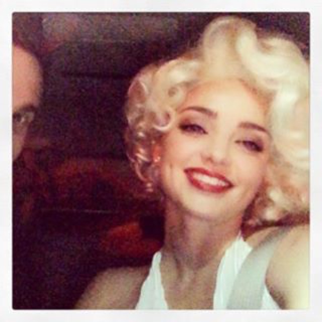 Miranda wears a short blonde wig inspired by Marilyn Monroe