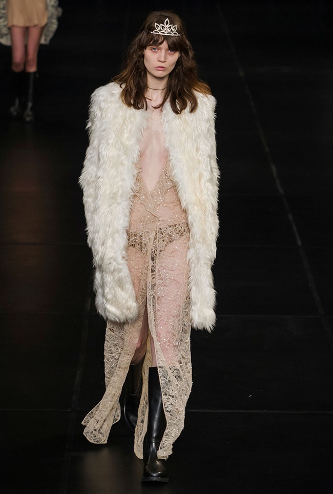 Saint Laurent Spring 2016 | Paris Fashion Week