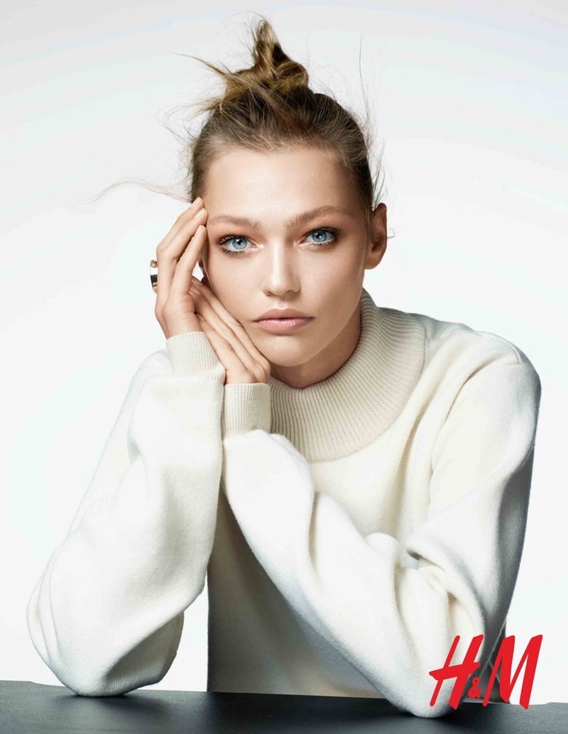 Sasha models a messy bun and understated makeup look for H&M