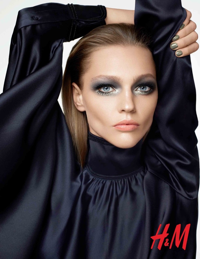 The Russian model wears metallic eyeshadow in this picture.