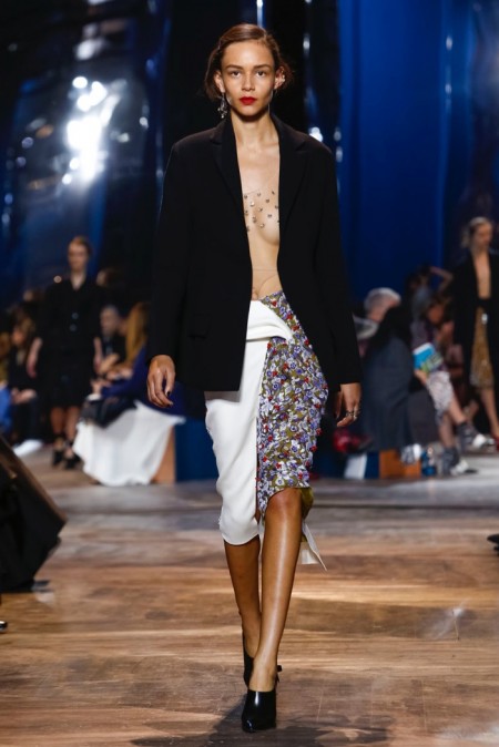 Dior Relies on the House Codes for Spring Couture