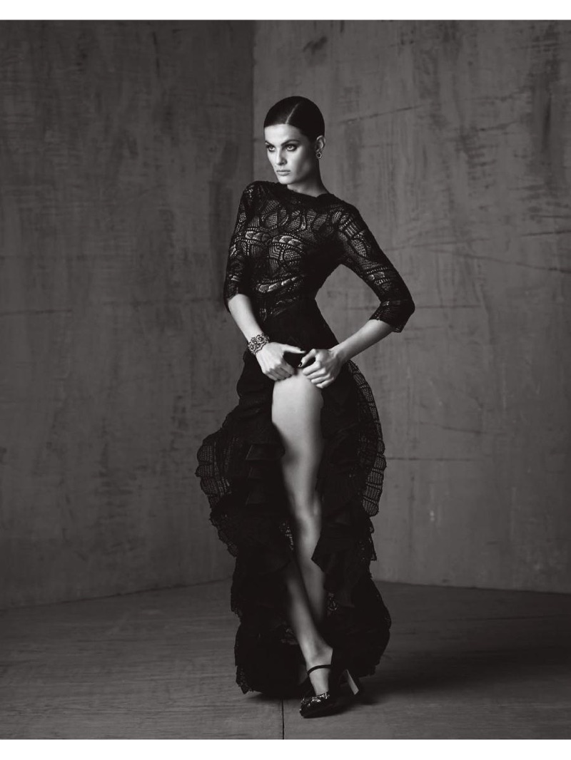 Isabeli flaunts her model legs in gown with side split