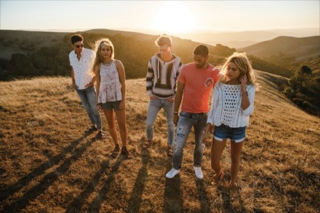 American Eagle Outfitters Spotlights Sunny Style for Spring 2016
