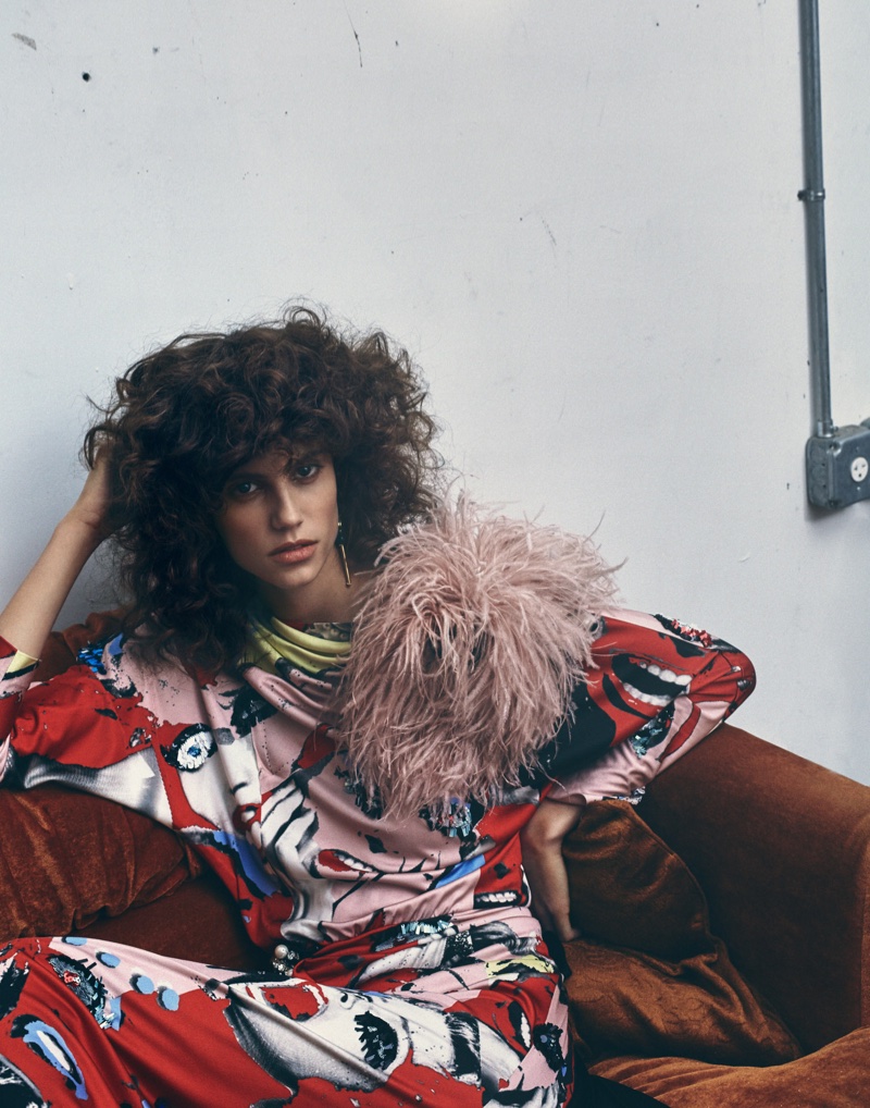 Antonina channels retro style in a Marc Jacobs design