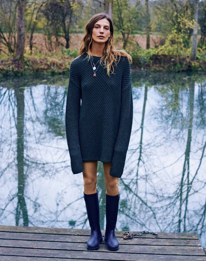 Daria poses in oversized sweater