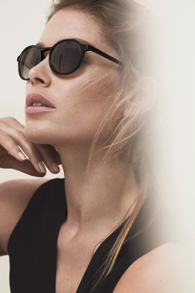 Doutzen Kroes poses in Massimo Dutti sunglasses