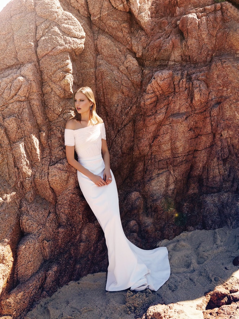 Elisabeth wears a white gown with a mermaid silhouette