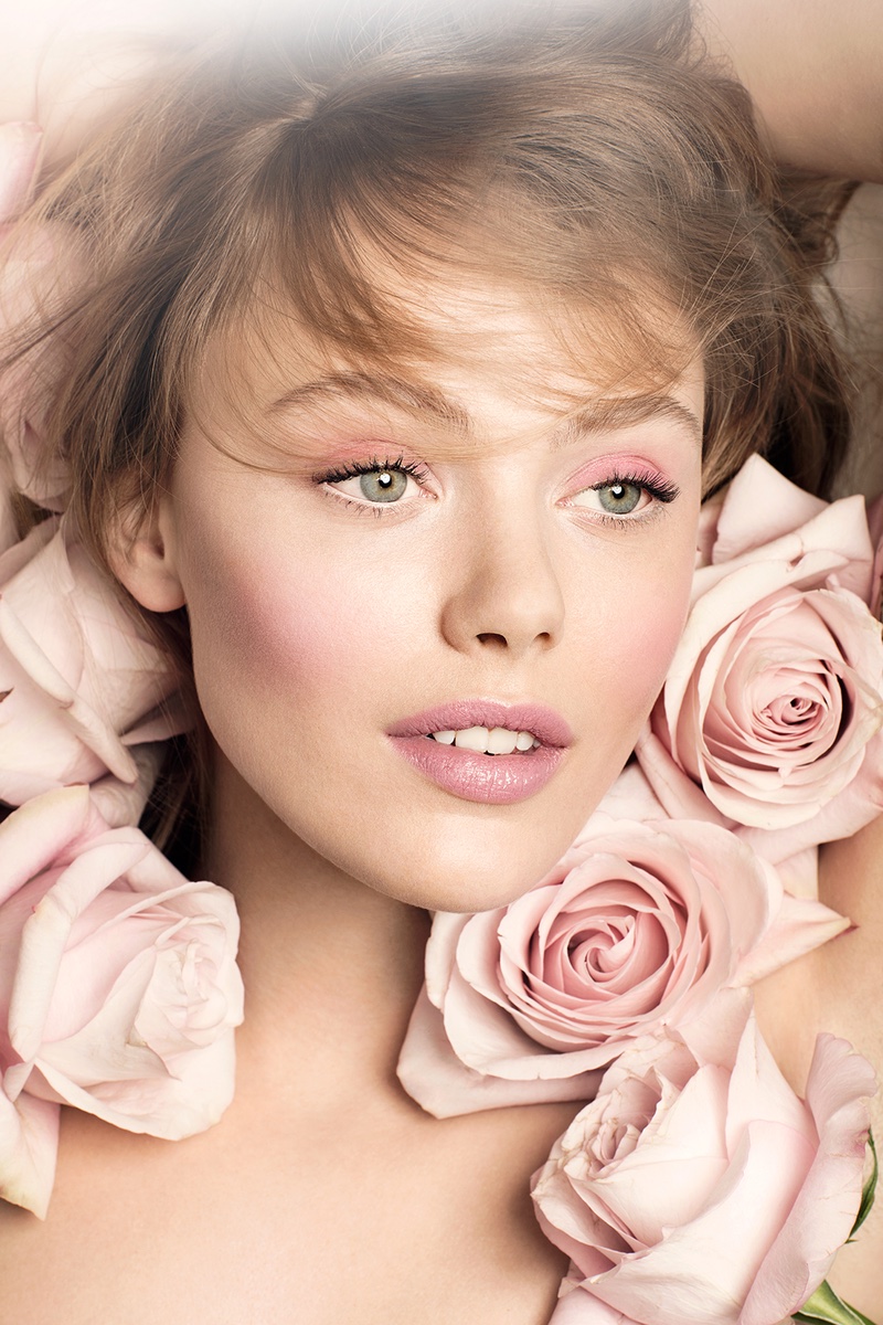 Frida stuns with pink roses in the feature
