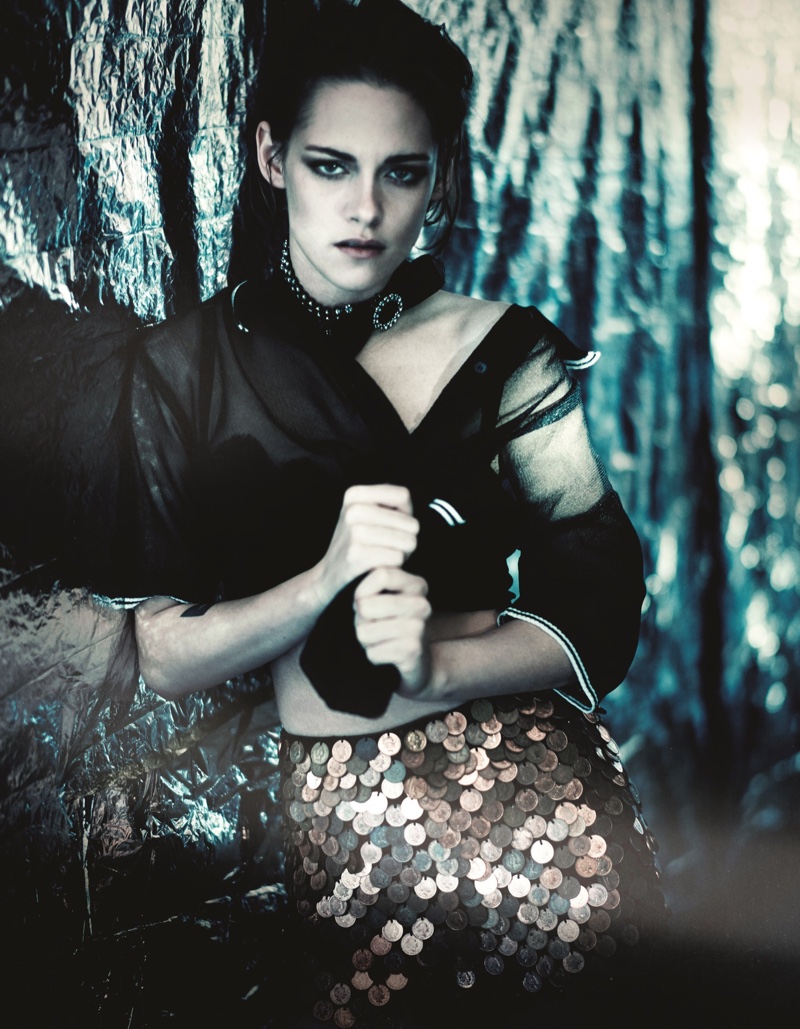 Kristen Stewart talks to magazine about celebrities who "sell" their stories